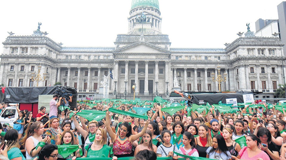 El “pañuelazo” fue la acción que anticipó la nueva presentación del proyecto de ley.