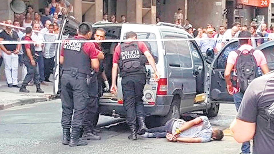 En el operativo policial hubo un único detenido, que se encontraba herido. Otras dos personas lograron escapar.