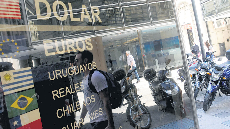 Desde que gobierna Macri, el tipo de cambio aumentó un ciento por ciento, en tanto que la inflación acumulada superó el 70 por ciento.