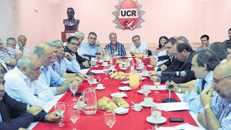 Otros tiempos. En 2014 la UCR en pleno recibió a la CGT. Desayunó con Moyano, Schmid, Acuña, Plaini, Piumato y Venegas.