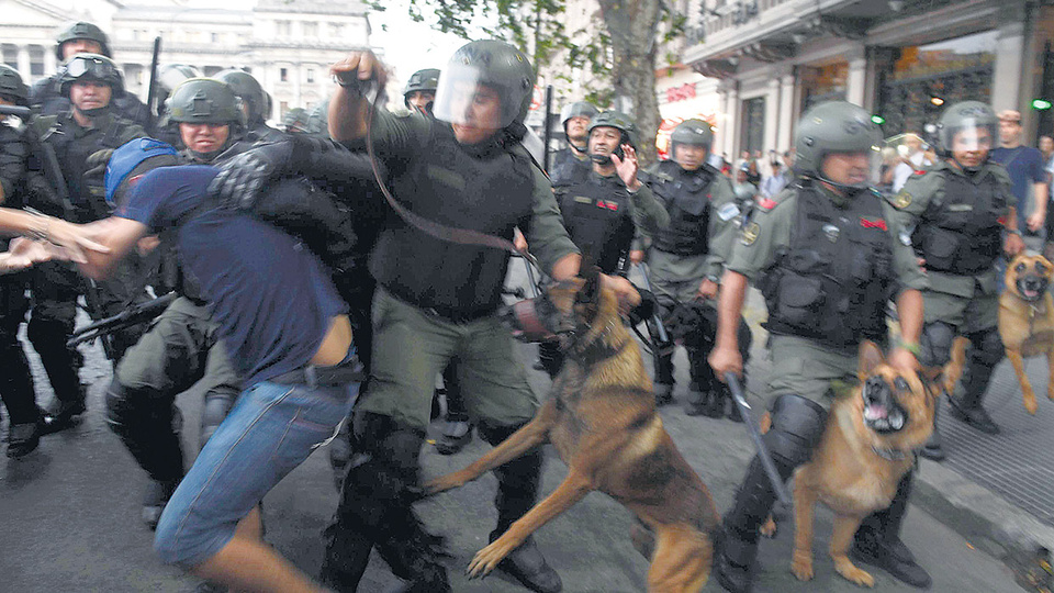 Amnistía habla en su informe del uso excesivo de la fuerza policial y de detenciones arbitrarias.