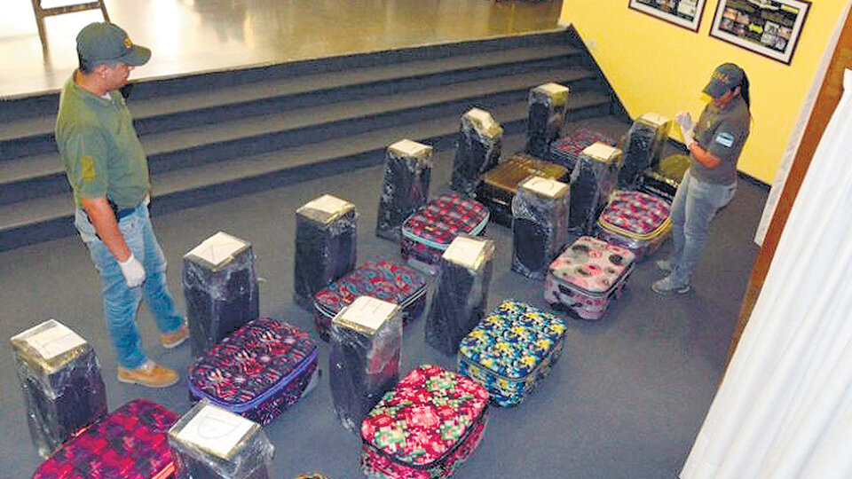 Personal de Seguridad custodia las doce valijas con el cargamento de droga.