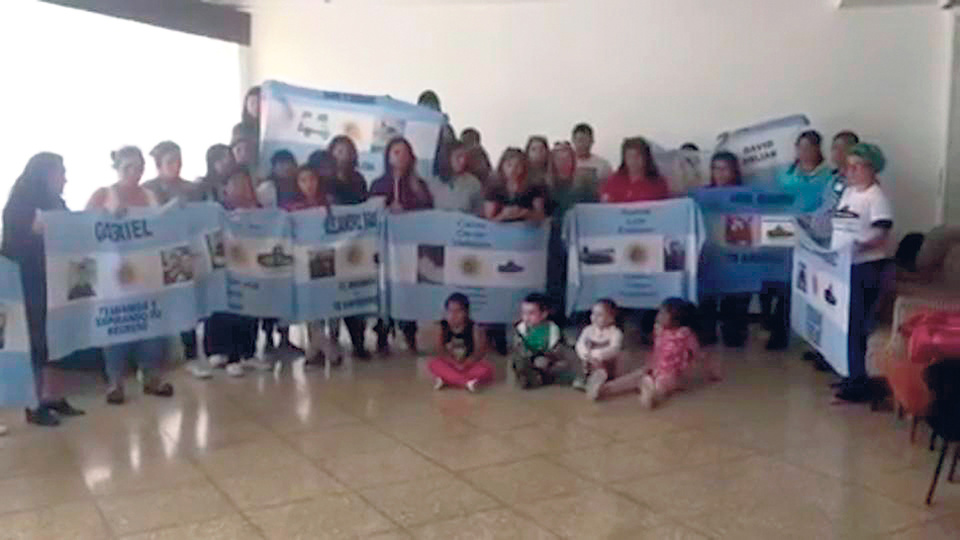 Un grupo de familiares aun aguarda en la Base Naval de Mar del Plata por la suerte de sus seres queridos.