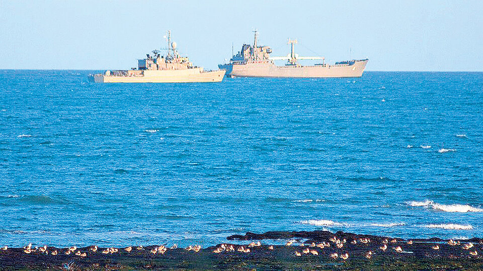 Una foto tomada desde la costa de la concentración de buques de la Armada, que llegó a siete naves.