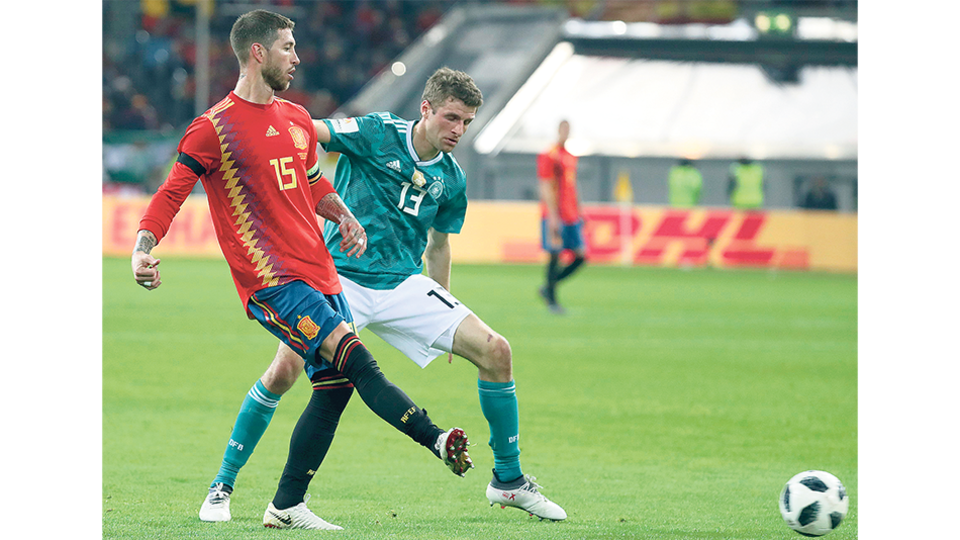 n El defensor Sergio Ramos sale jugando ante la presencia de Müller.