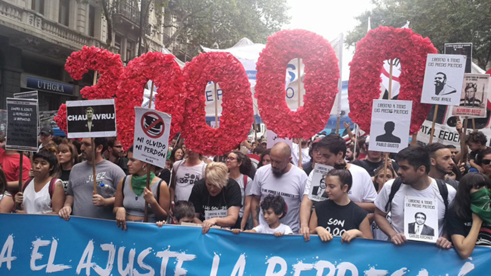 Una columna marcha por Avenida de Mayo hacia la Plaza para el acto central.