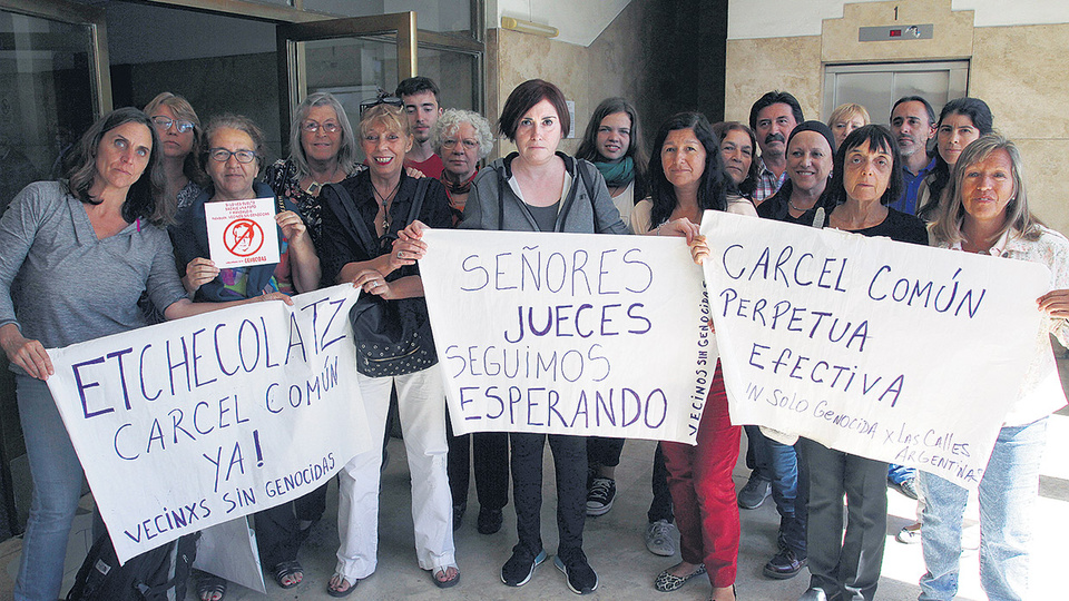 Vecinos del Bosque Peralta Ramos, en Mar del Plata, viajaron hasta los tribunales para llevar su reclamo.