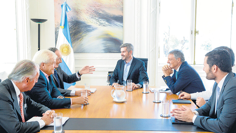 El jefe de Gabinete, Marcos Peña, encabezó la reunión en Casa Rosada con las máximas autoridades de la Unión Industrial.