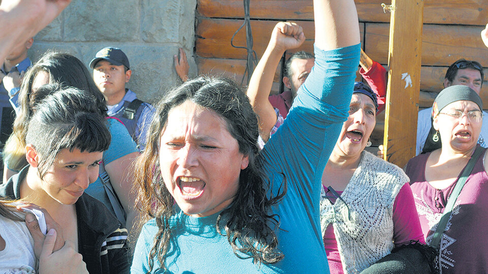 Detrás y con el puño en alto, Isabel Huala, la madre del lonko Jones Huala, durante la liberación de los detenidos.