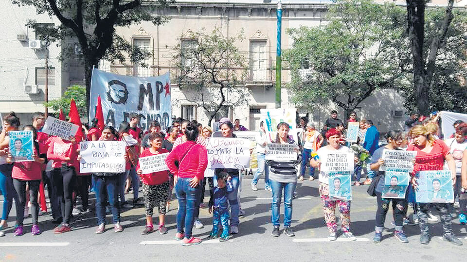 Familiares de Facundo Ferreira marcharon desde el barrio donde vivía hasta los tribunales tucumanos.