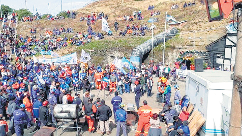 Mineros de Río Turbio y sus familias. Gendarmería quiso preservar la mina de una ocupación, pero no pudo llegar.