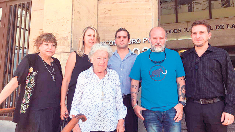 Sergio y otros familiares de Maldonado junto a Nora Cortiñas.