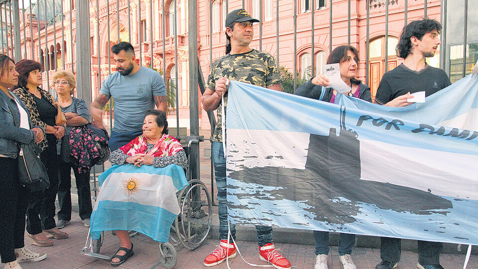 Los familiares colgaron una bandera en las vallas, aunque la policía quiso impedirlo.