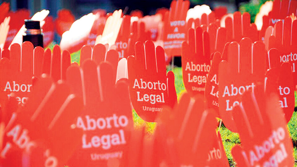 La mano naranja fue un sello propio de las mujeres en la campaña por el aborto en Uruguay.