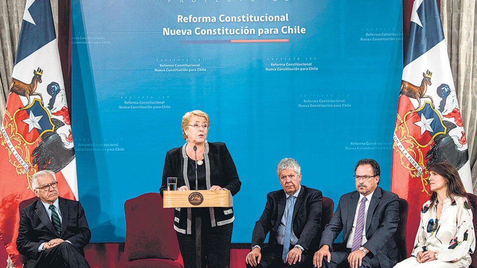 “Hoy tenemos un texto constitucional ilegítimo en su origen”, dijo Bachelet.