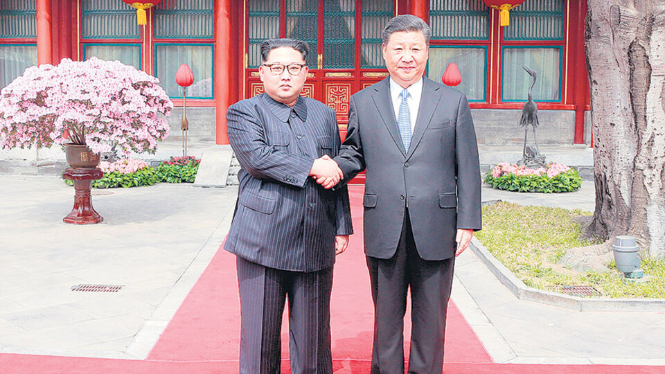 Kim Jong-un y el presidente chino, Xi Jinping, durante el encuentro en Beijing.