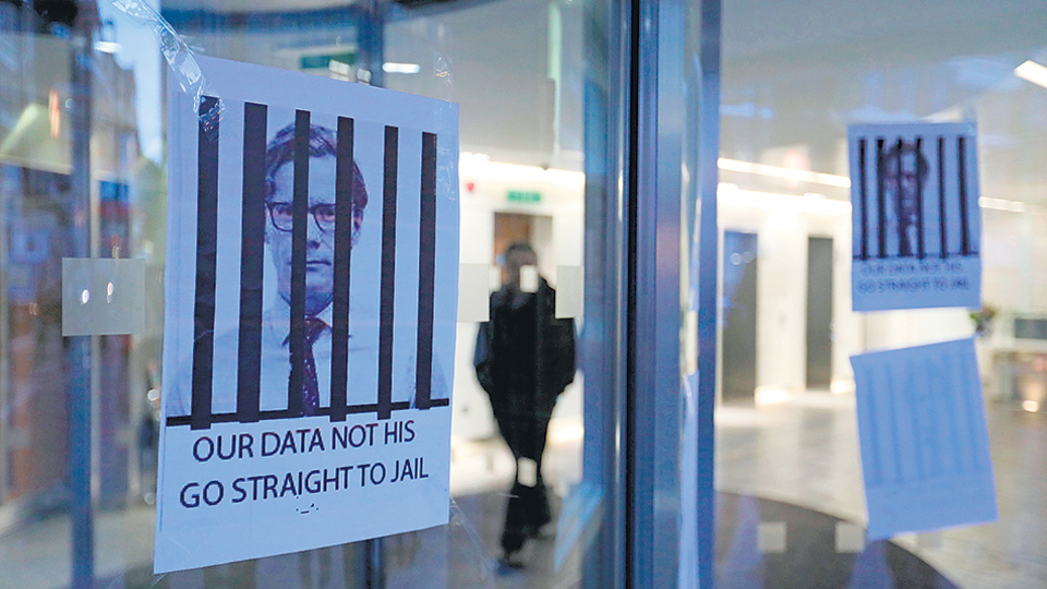 Un cartel en la oficina de Cambridge Analytica en Londres dice: “nuestros datos no son suyos (de Alexander Nix). Que vaya preso”.