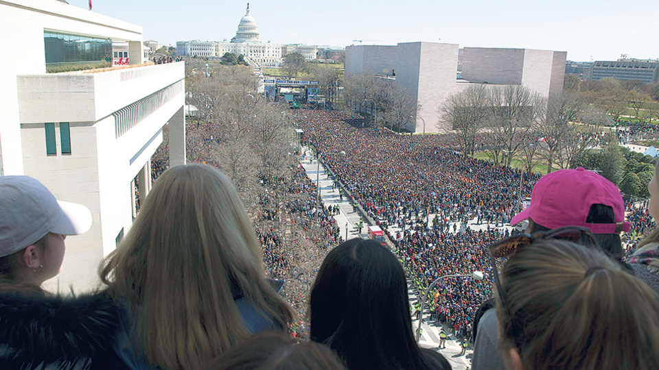 Vista de la multitudinaria marcha para exigir más controles a la venta y tenencia de armas en la capital estadounidense, con el Capitolio de fondo.