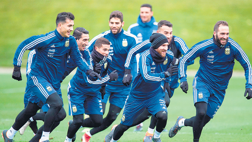 Los jugadores corren durante el entrenamiento realizado en el predio de Manchester City.