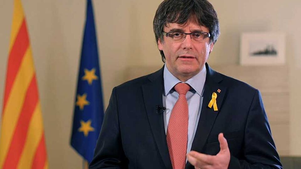 Puigdemont envió un mensaje de video desde Bruselas anunciando su renunciamiento.