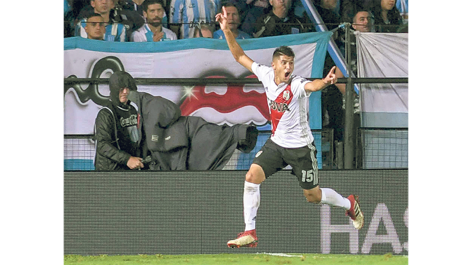 El chico Palacios festeja con la boca llena de gol el segundo de su equipo, que lo hizo cuando faltaba un minuto para el final del partido.