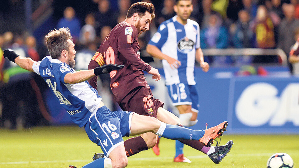 Messi convierte uno de los goles frente al arquero Martínez, en la tarde de Riazor.