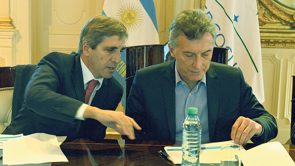 El ministro de Finanzas, Luis Caputo, junto al presidente Mauricio Macri.