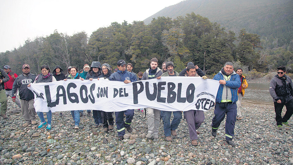 Una protesta de la CTEP y otras organizaciones sociales contra la avanzada de Lewis en tierras patagónicas.