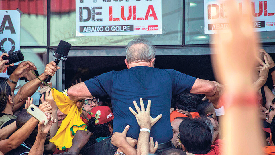 Después del multitudinario acto en su apoyo, Lula pasó ayer su primer día en prisión.