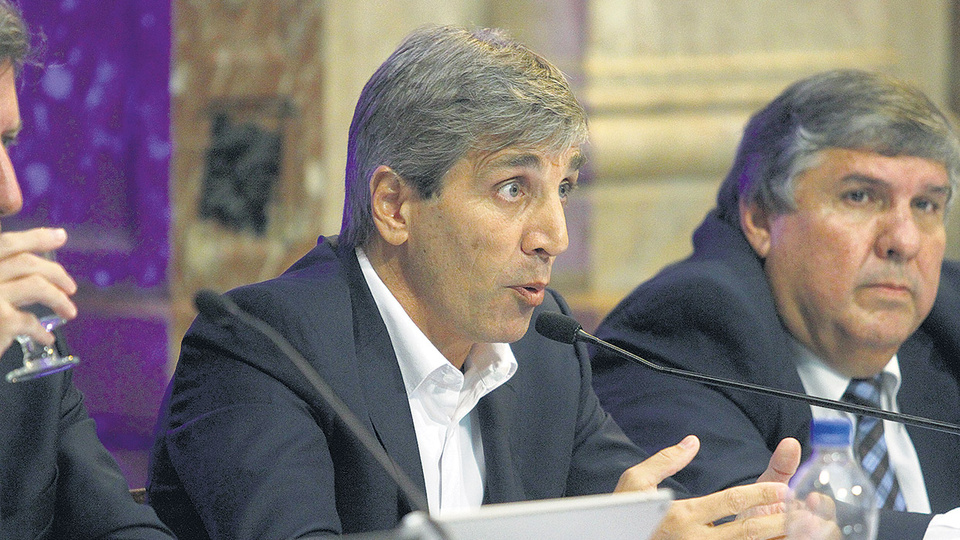 Antes de propiciar el escándalo del “papelito”, Luis Caputo no logró aclarar las denuncias.