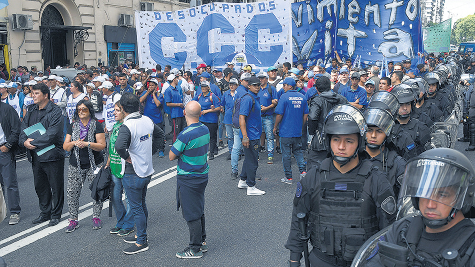 Organizaciones sociales y sindicales protestaron ayer frente a la Casa de Jujuy en la Capital Federal.