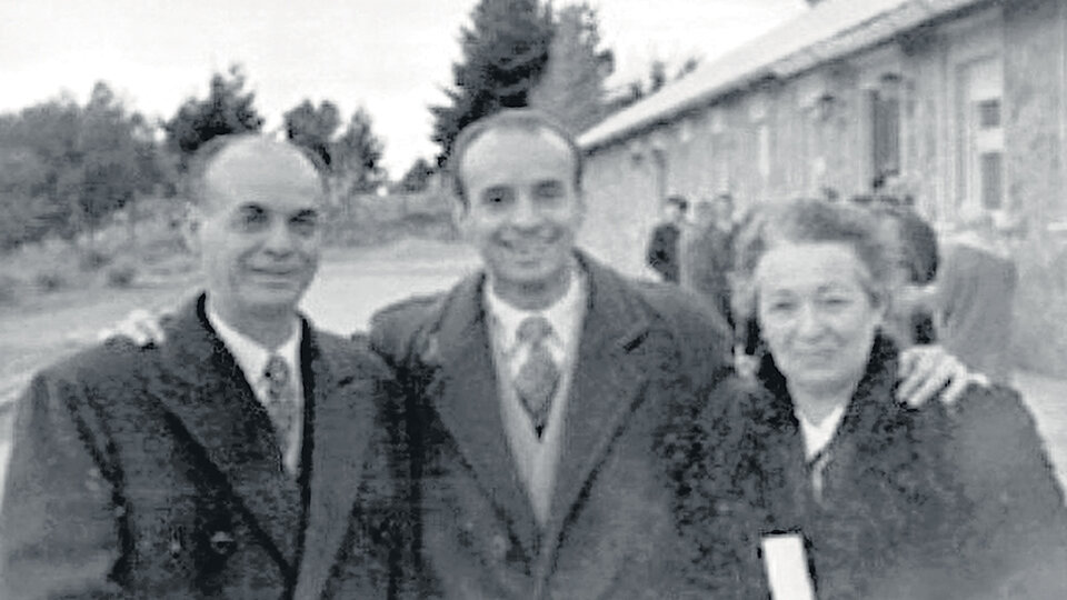 En todos estos años no se conocieron publicaciones científicas de Antonio Gentile (en el medio).