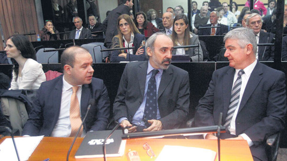 Las instituciones de la comunidad judía comenzaron ayer su alegato. Señalaron también al ex juez Galeano, a la ex SIDE y a los ex comisarios Castañeda y Palacios. En línea con el gobierno de Macri, no acusarán a los fiscales Müllen y Barbaccia.
