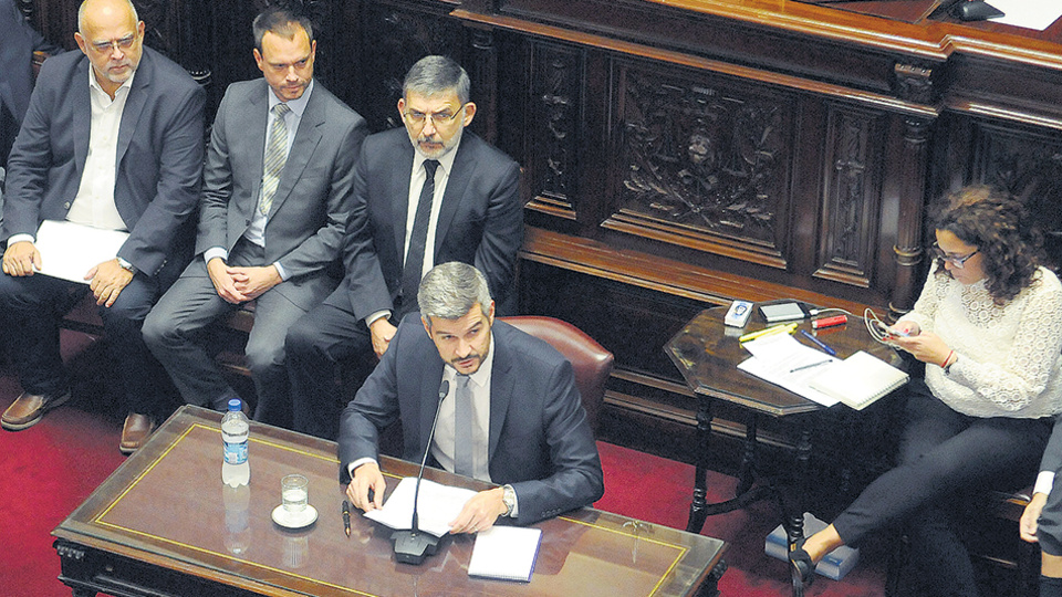 El jefe de Gabinete, Marcos Peña, defendió el aumento de tarifas ante los senadores.