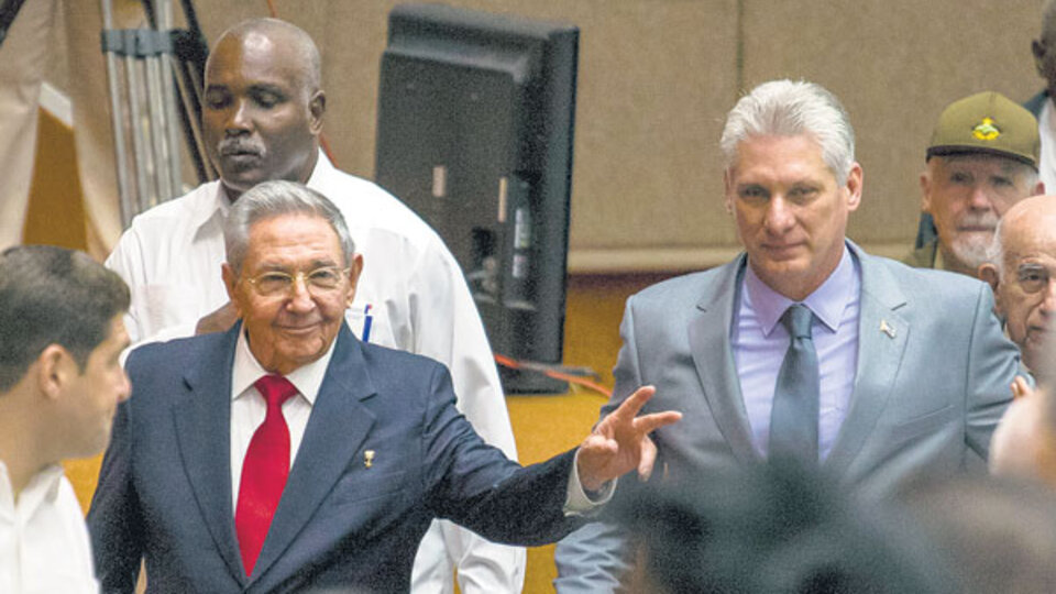 Raúl Castro y Díaz Canel llegan a la sesión de la Asamblea Nacional.