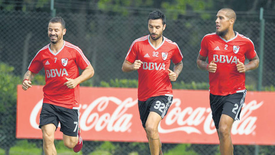 Mora trota junto a Scocco y Maidana. El uruguayo conformará la dupla de ataque con Pratto.