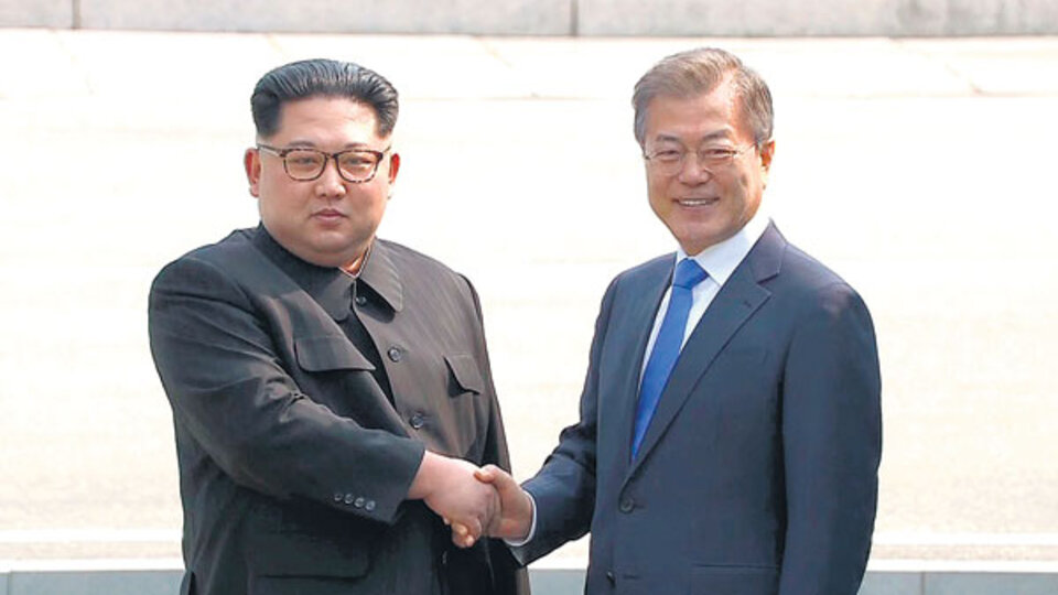 Histórico saludo entre el líder norcoreano Kim Jong-un y el presidente de Corea del sur, Moon Jae-in.