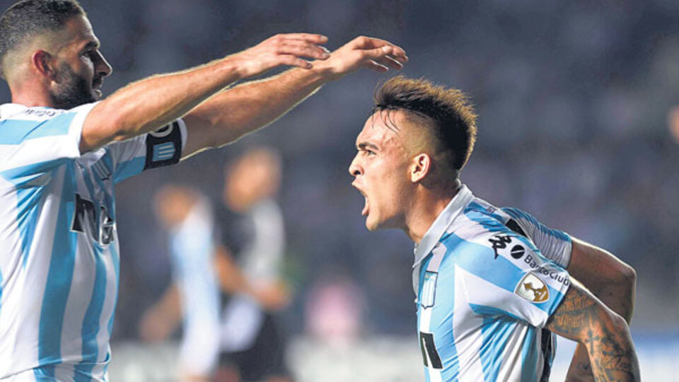 Lisandro López le rinde honores a Lautaro Martínez, quien marcó el segundo gol de Racing.