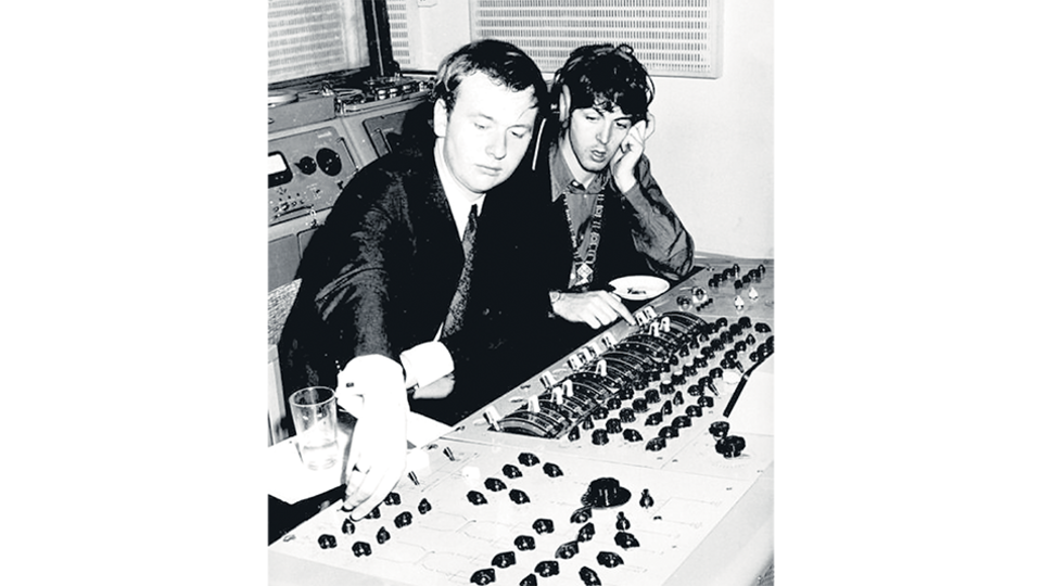 El joven Emerick grabando con Paul McCartney.