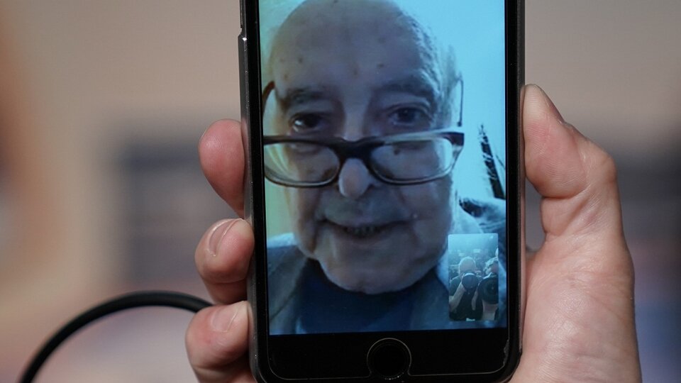 Godard se presentó en conferencia de prensa desde su casa, via FaceTime, a través de un teléfono celular.