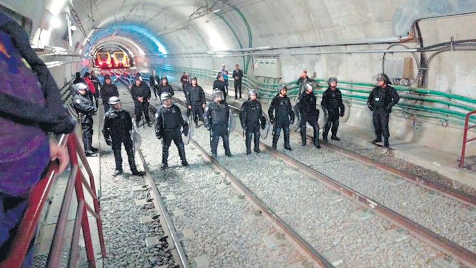 La Policía de la Ciudad, encargada ayer de reprimir a los trabajadores del subte que reclaman por las paritarias.