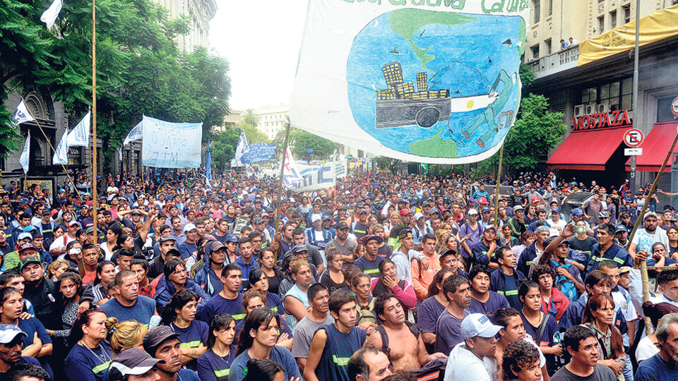 Una protesta de los recuperadores urbanos contra la ley que habilitó el regreso de la quema de basura en la ciudad.