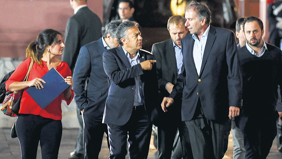El gobernador de Mendoza y presidente de la UCR, Alfredo Cornejo, hizo de vocero de la reunión de Cambiemos.
