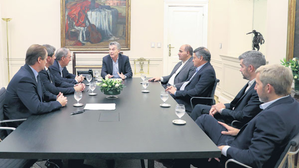 Mauricio Macri consiguió sentar a la mesa a cinco gobernadores peronistas junto a Marcos Peña y Rogelio Frigerio.