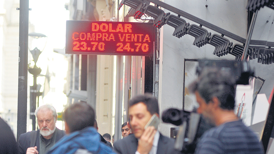 El dólar cerró a 24,63 pesos en las casas de cambio. El BCRA liquidó reservas por 791 millones de dólares.