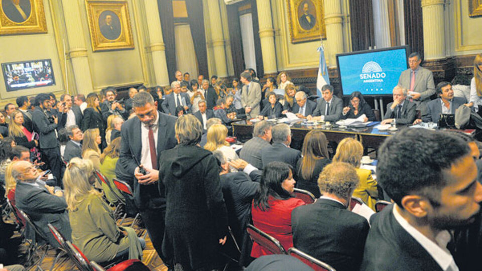 El plenario de tres comisiones del Senado debate el proyecto que busca frenar el tarifazo.