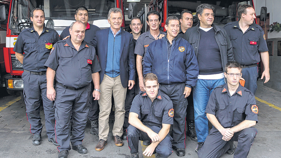 El presidente Mauricio Macri eligió para el 1ºde mayo fotografiarse con los bomberos voluntarios de Vicente López.