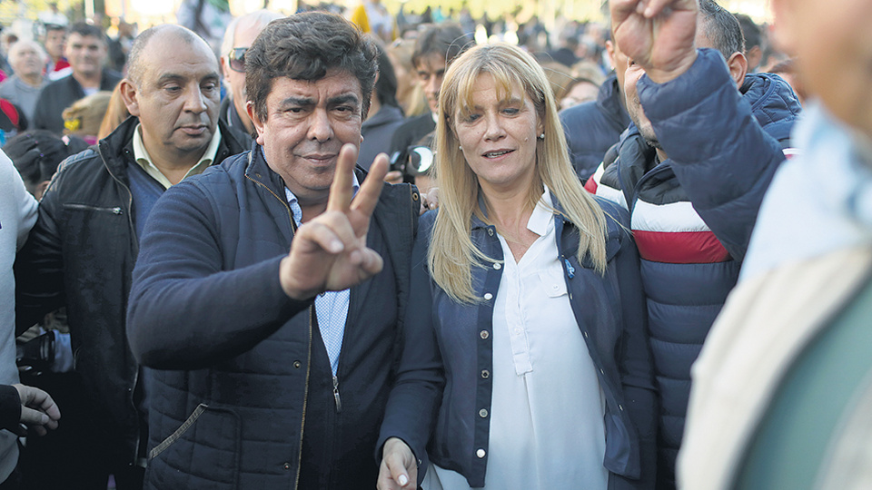 Fernando Espinoza y VerÃ³nica Magario participaron ayer de la movilizaciÃ³n a Plaza de Mayo.