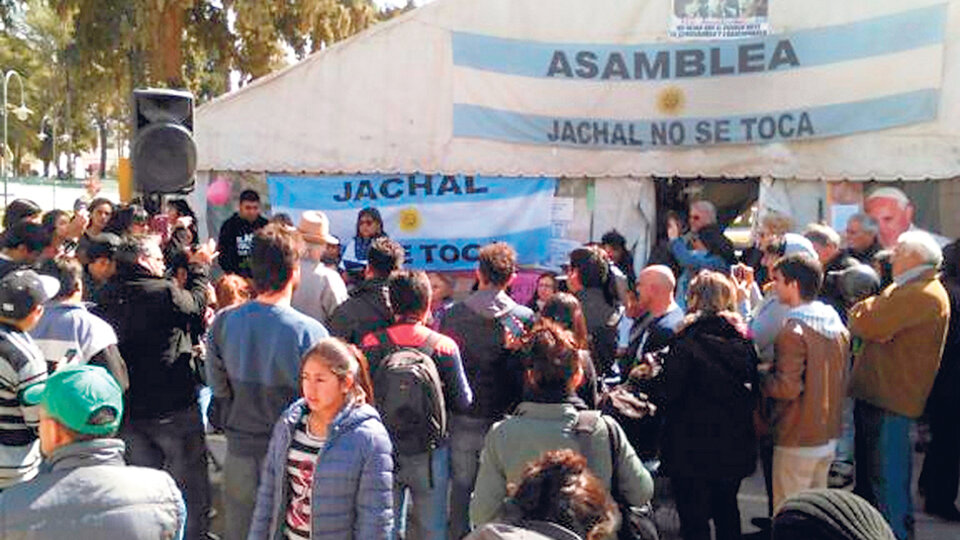 La mina de oro Veladero produce, según los informes, el envenenamiento de la cuenca del río Jáchal.