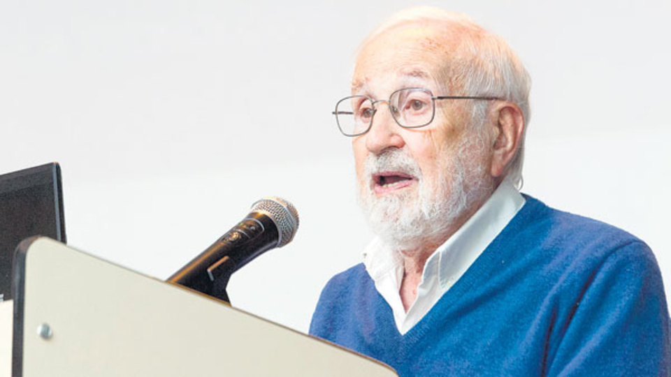 El escritor Noé Jitrik, en el acto de homenaje a Otilia Vainstok en el Instituto Leloir.